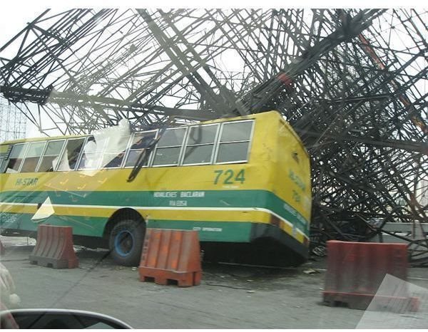 800px-Billboard structure crushes a bus during Typhoon Xangsane