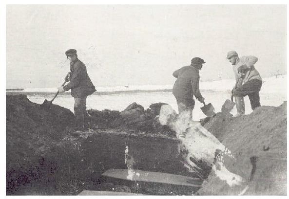 Spanish flu victims being buried in Canada, 1918