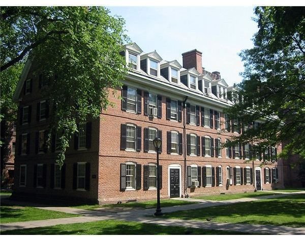 Connecticut Hall, in Yale University&rsquo;s Old Campus by Ragesoss/Wikimedia Commons (public domain)