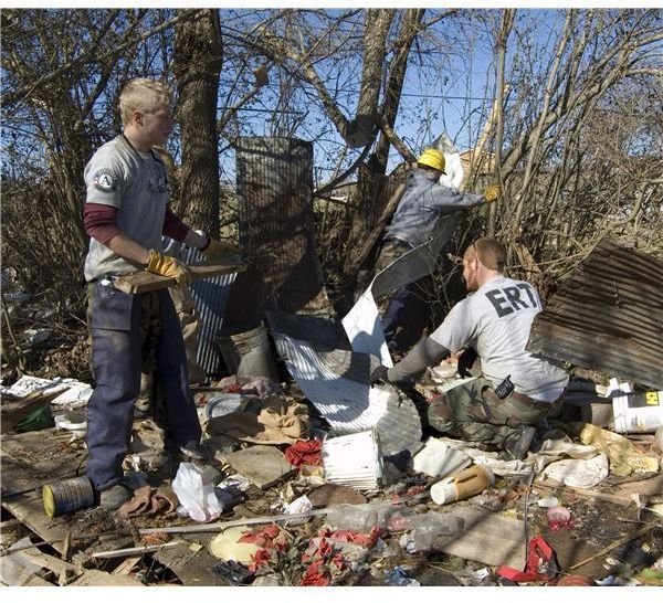 FEMA - 34328 - AmeriCorps volunteers working to clear debris in Tennessee