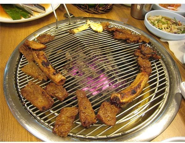 Kalbi is cooked over a specialized circular grill. (© karendotcom127, Wikimedia Commons)