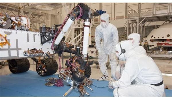 Curiosity&rsquo;s robotic arm in NASA&rsquo;s Jet Propulsion Laboratory