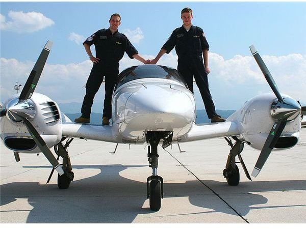 800px-Da42pilots