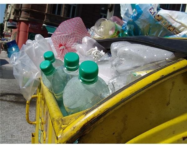 800px-PET bottles in a trash can (Prague)