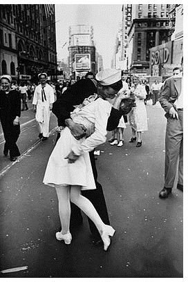 Legendary kiss V–J day in Times Square Alfred Eisenstaedt