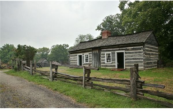 800px-Lincoln Log Cabin