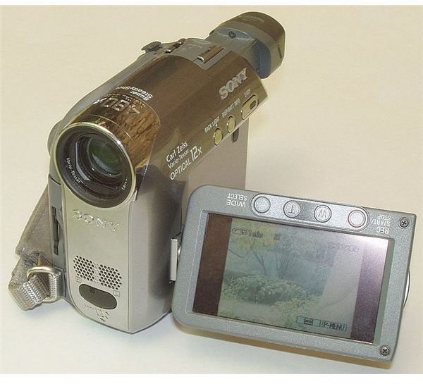 687px-Camcorder Sony DCR-HC39E