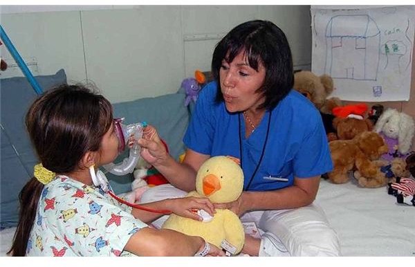 800px-US Navy 090706-F-7885G-043 Monica Castaneda, a child life specialist with Operation Smile, introduces a young patient to a stethoscope and breathing mask