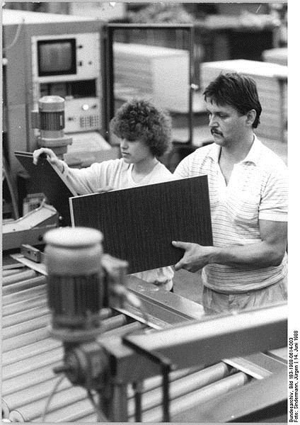 423px-Bundesarchiv Bild 183-1988-0614-003, Ribnitz-Damgarten, Möbelfabrik, Qualitätskontrolle