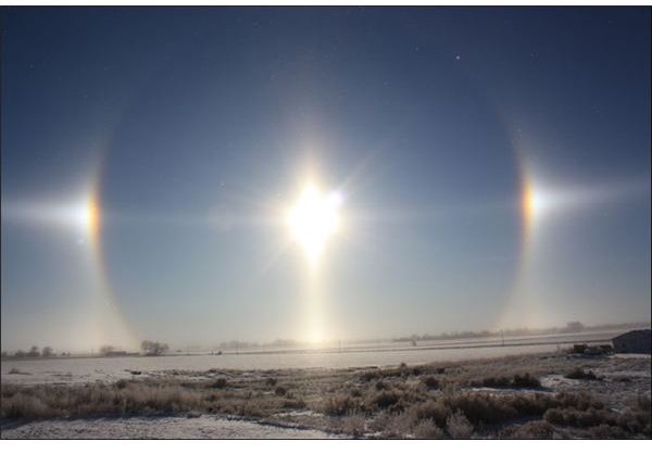 What Are Sun Dogs (Parhelion) and Moon Dogs (Paraselene)?
