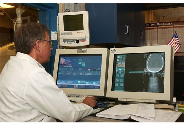800px-US Navy 030819-N-9593R-130 A civilian technician follows the progress of a CT Scan at the National Naval Medical Center in Bethesda, Maryland