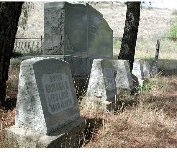 Family buried together following the St Francis Dam Disaster from scvhistory