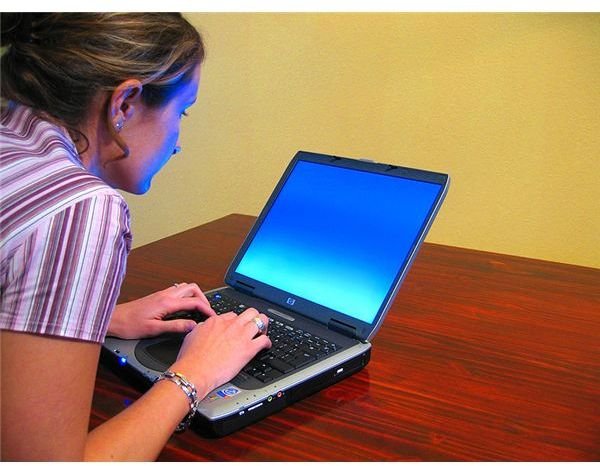 800px-Woman-typing-on-laptop