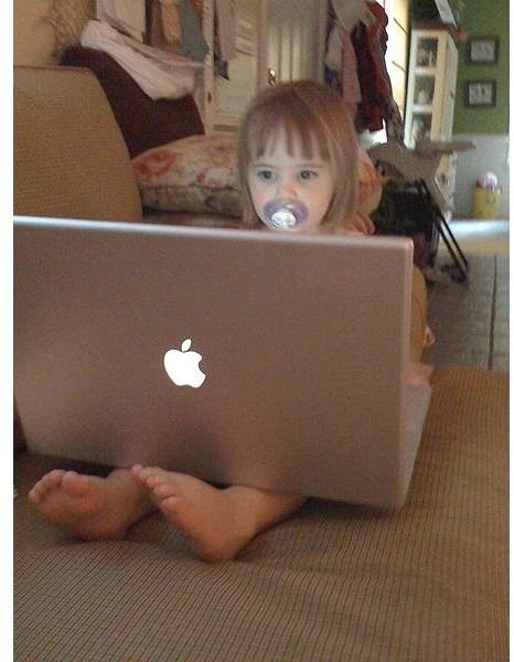 Child with MacBook by Deryck Hodge/Wikimedia Commons (CC)