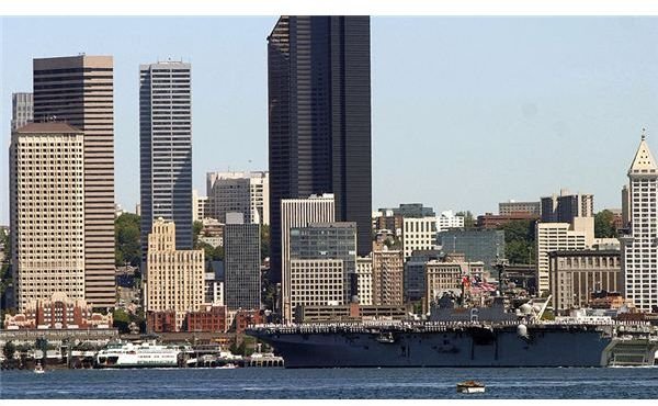 800px-US Navy 050803-N-0975R-006 The amphibious assault ship USS Bonhomme Richard (LHD 6), sails along downtown Seattle as part of the 55th Annual Seafair Parade of Ships