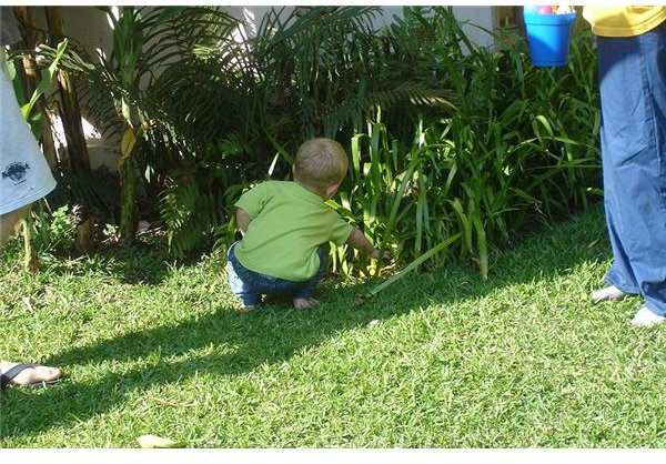 Hunting for Easter eggs by Bobjgalindo/Wikimedia Commons