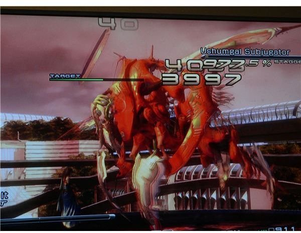 Final Fantasy XIII: Dealing heavy damage to a staggered Ushumgal Subjagator.