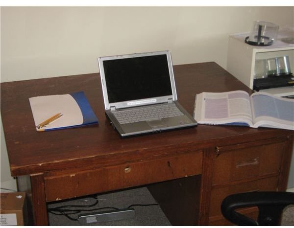 Interesting Tips for College Students on Setting up a Study Area in a Small Room