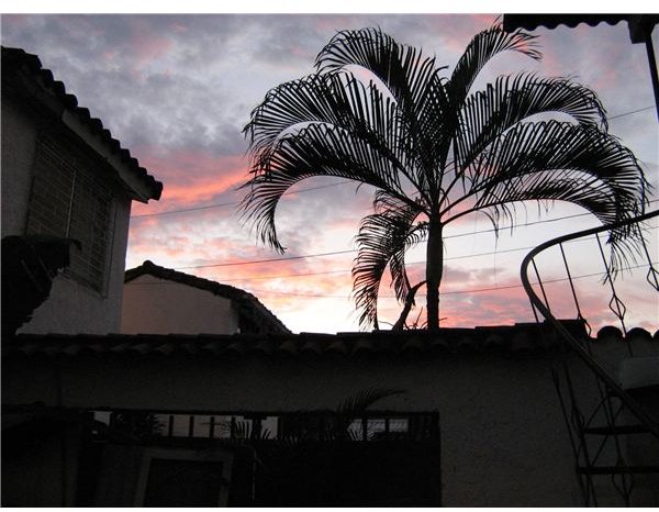 silhouette of house in Cali IMG 2045