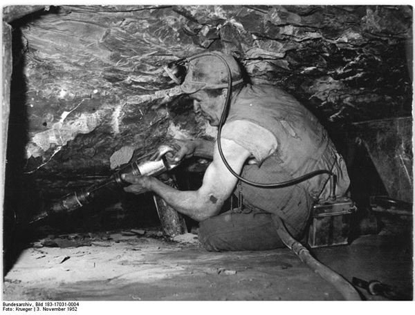 Bundesarchiv Bild 183-17031-0004, Bergarbeiter bohrend