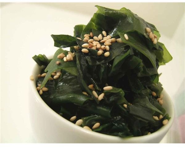 Steamed sea veggies with pine nuts