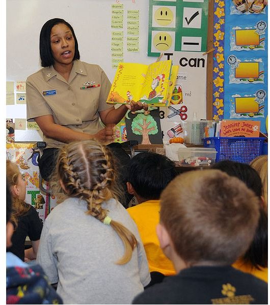 514px-US Navy 090303-N-3666S-011 Boatswain&rsquo;s Mate 2nd Class Rasheema Newsome, assigned to Commander, Navy Region Hawaii, reads Dr. Seuss&rsquo; The Cat in the Hat to kindergarten students at Lehua Elementary School