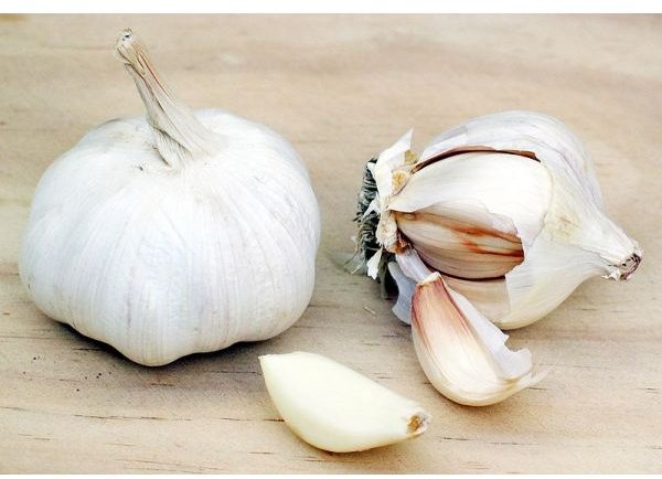 Garlic (a wonderful home remedy to treat and prevent feminine odor and itching)