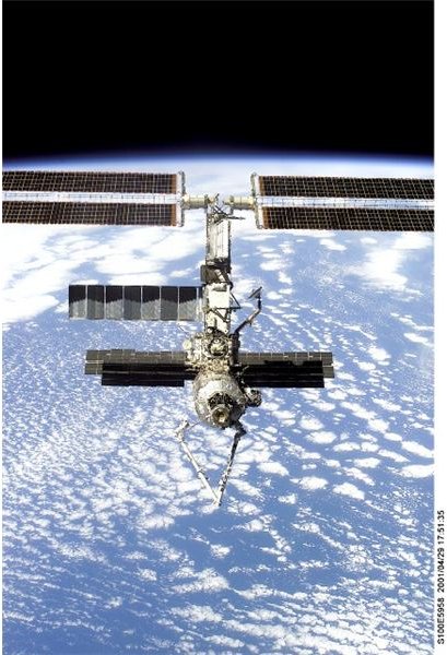 The Canadarm2 is clearly visible. Three trusses as well as the US laboratory, joint airlock and docking compartment have been added. Circa 2002
