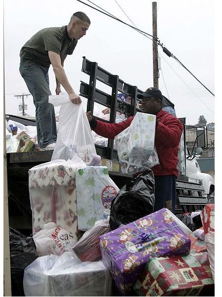 428px-US Navy 041216-N-3069F-014 Airman Kyle Anderson and Storekeeper 1st Class Robert Brown assigned to USS Carl Vinson&rsquo;s (CVN 70) Supply Department unload packages donated to the Christmas Angels gift drive