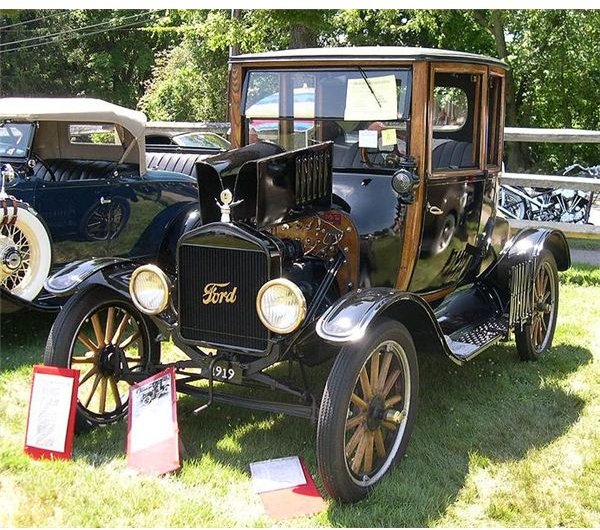 692px-1919 Ford Model T Highboy Coupe