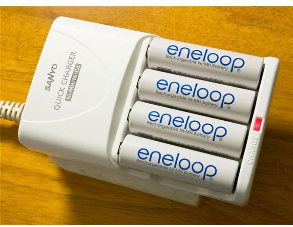 800px-Eneloop AA ja on charger