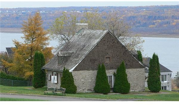 800px-St Lawrence River House in front