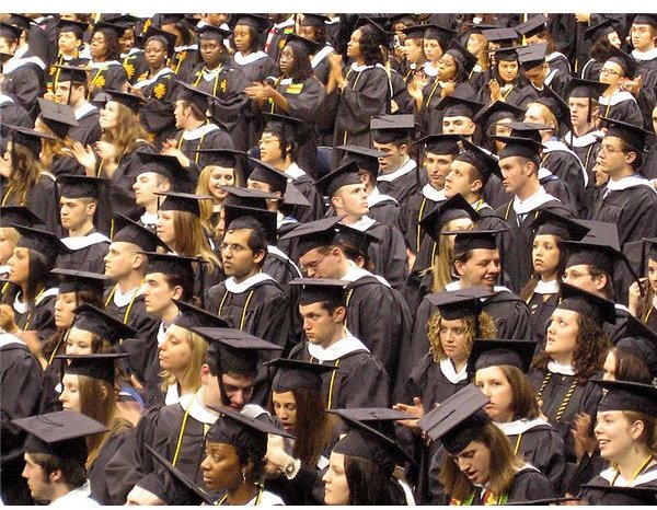 A crowd of college students at the 2007 Pittsburgh University Commencement by Kit/Wikimedia Commons (CC)