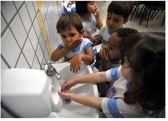 Washing hands helps you stay healthy. Image by Wikimedia Commons /Christian Hartmann