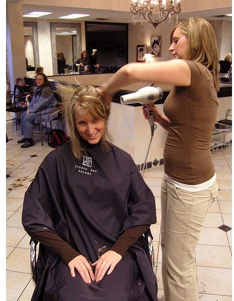 450px-Drying hair in salon