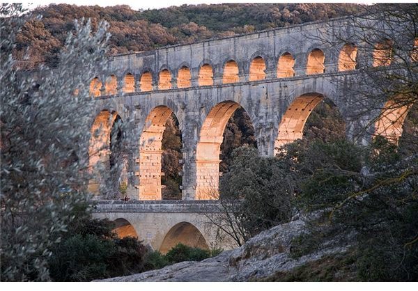 800px-Pont du Gard aqueduct at sunset (sat10mar2012-18.24h)