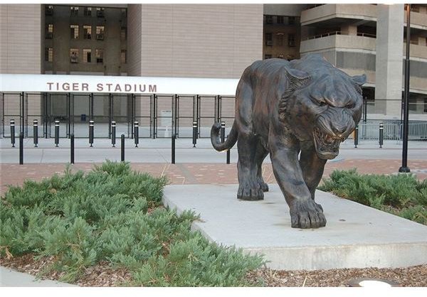 MIke the TIger Statue (Photo Credit: Wikimedia Commons)