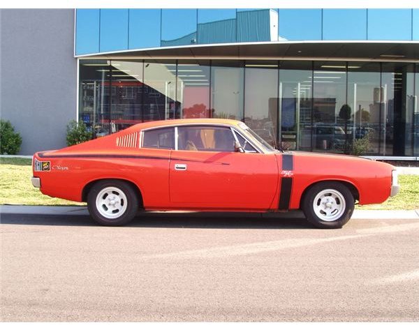 800px-Chrysler VH Valiant Charger R-T HEMI Six-Pack