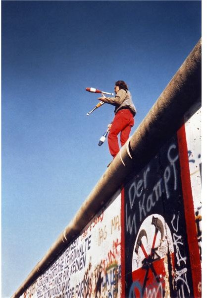Juggling on the Berlin Wall 1a