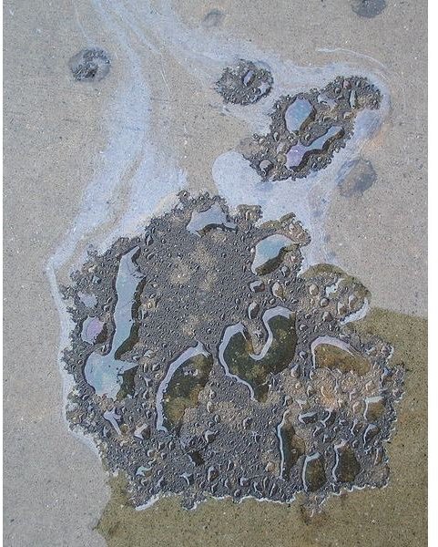 467px-2006-10-24 oil-puddle