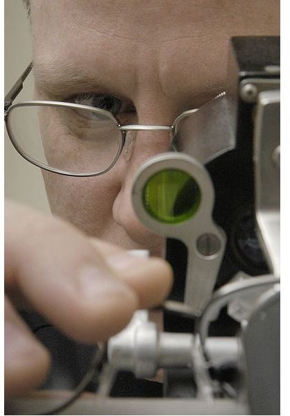 398px-US Navy 050129-N-6477M-012 Hospital Corpsman David P. Taylor uses a lensometer to check the prescription of eye glasses in the optometry department