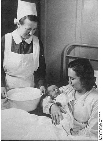 432px-Bundesarchiv Bild 146-1981-076-05A, NSV-Mütterheim