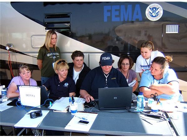 800px-FEMA - 30523 - New FEMA workers looking at a computer screen in Kansas