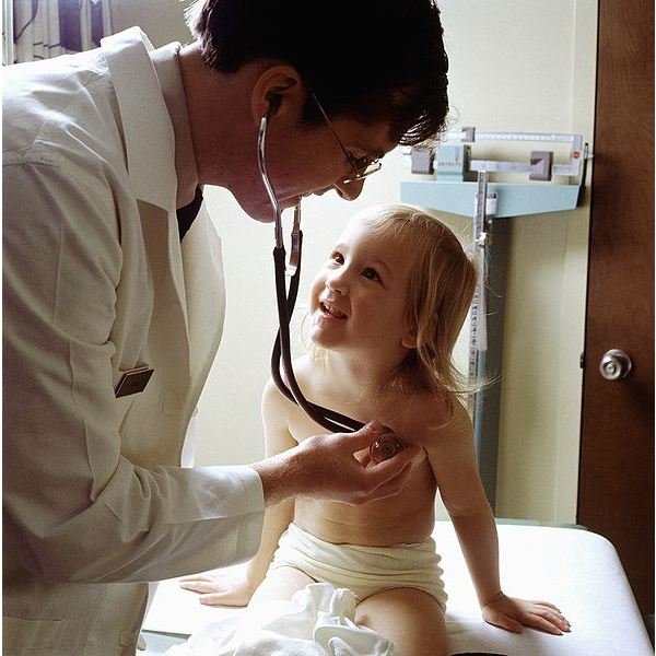 597px-Doctor uses a stethoscope to examine a young patient