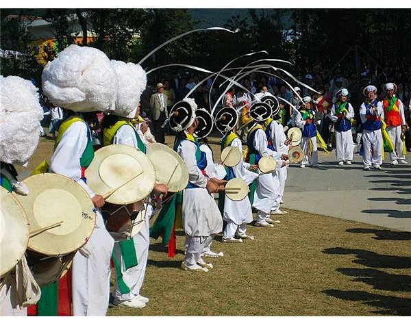 800px-Korea-2007 Gyeongju World Culture Expo-Nongak-02