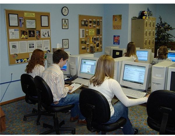 800px-Students working on class assignment in computer lab