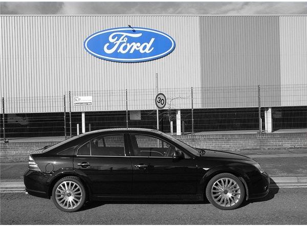 800px-Black Ford Mondeo MK3 - 003